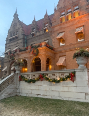 2019 christmas pabst mansion facade 4874