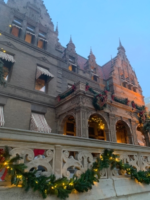 2019 christmas pabst mansion facade 4884